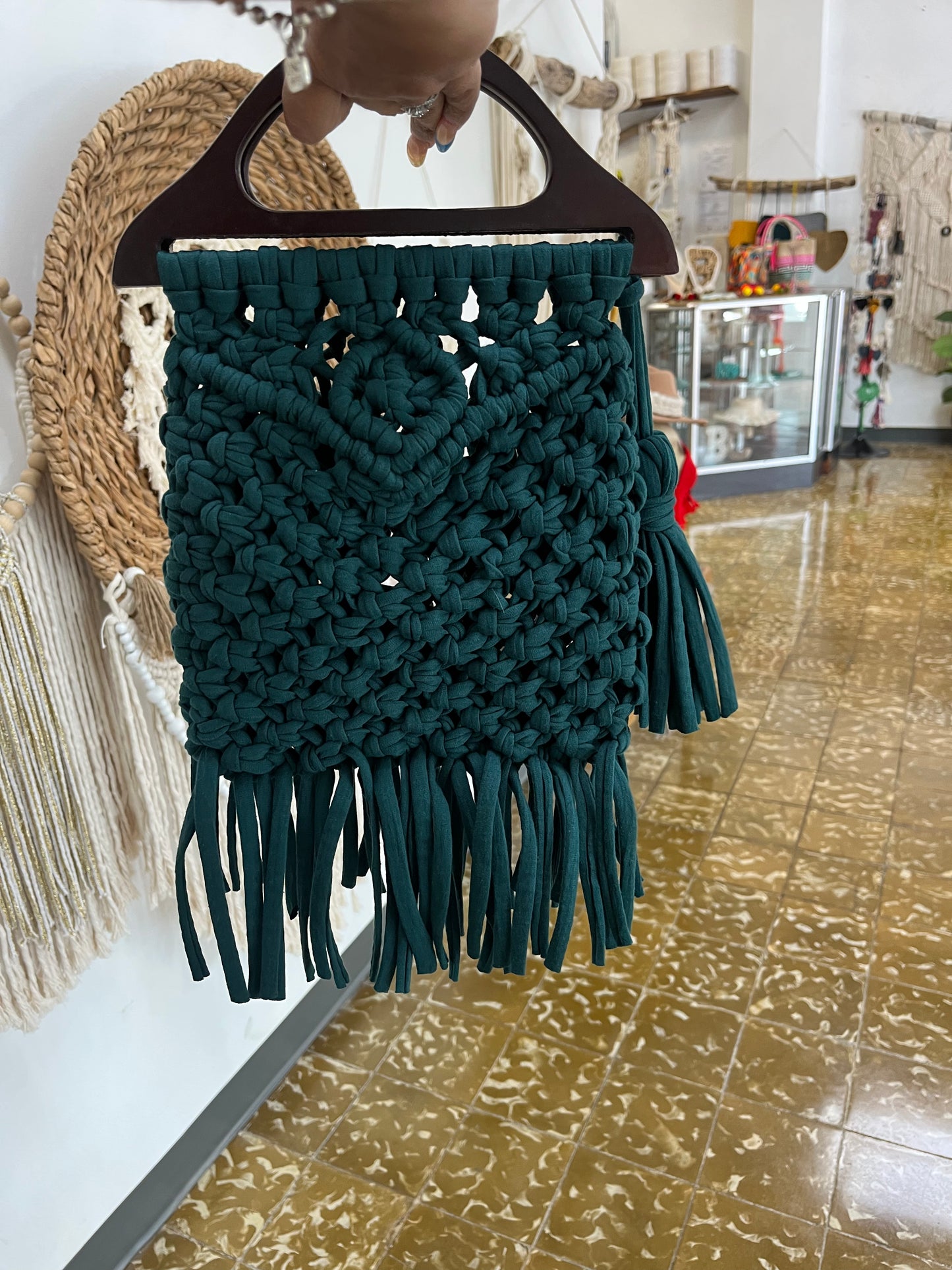 Cartera de mano con flecos