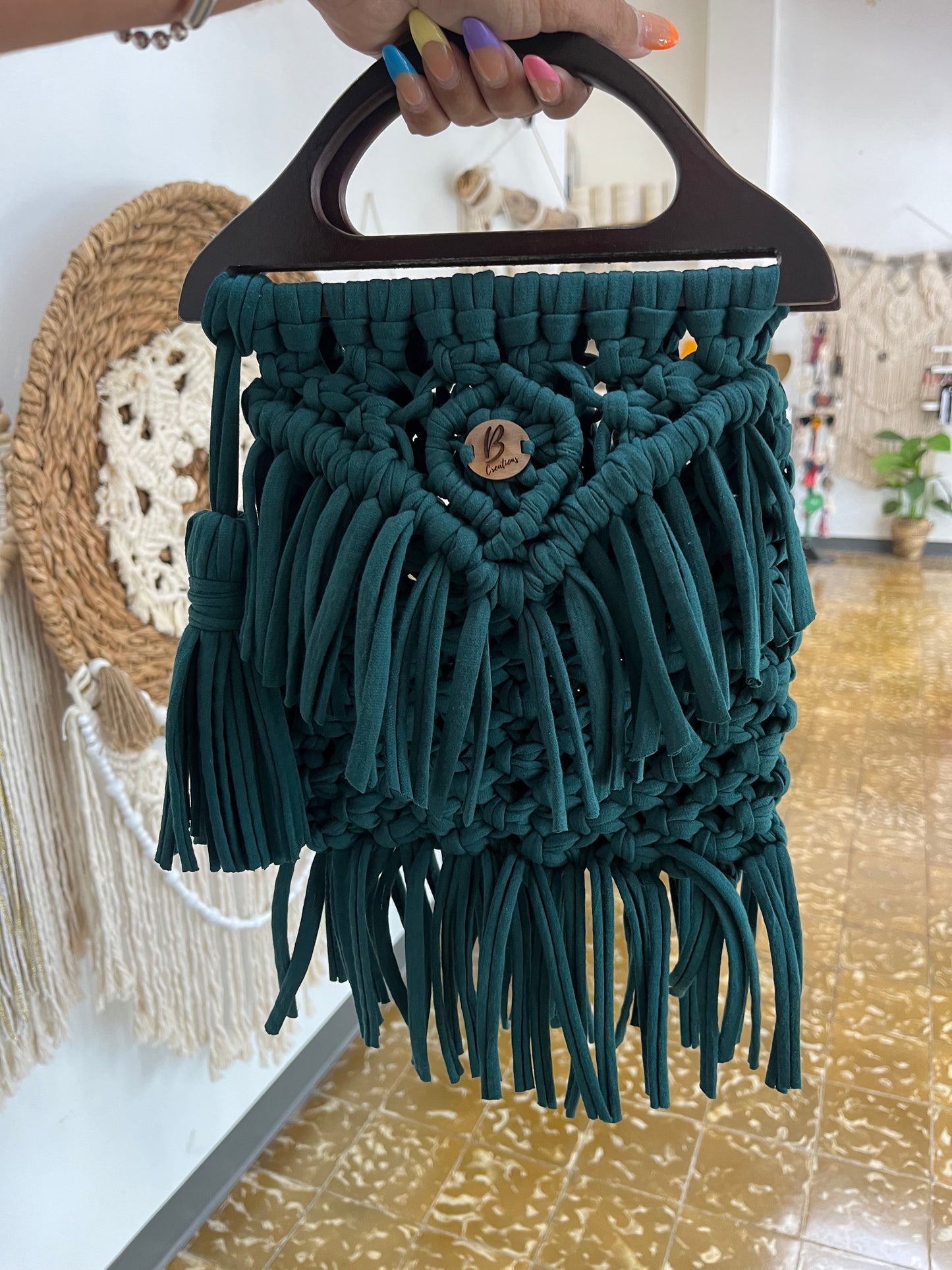 Cartera de mano con flecos