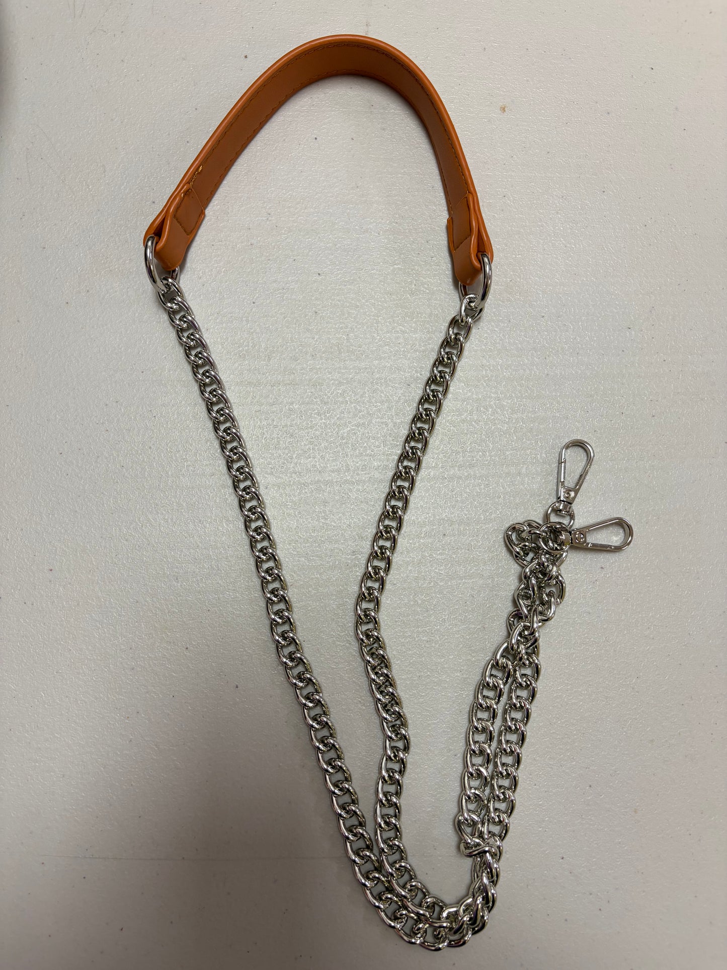 Asa larga de piel y cadena
