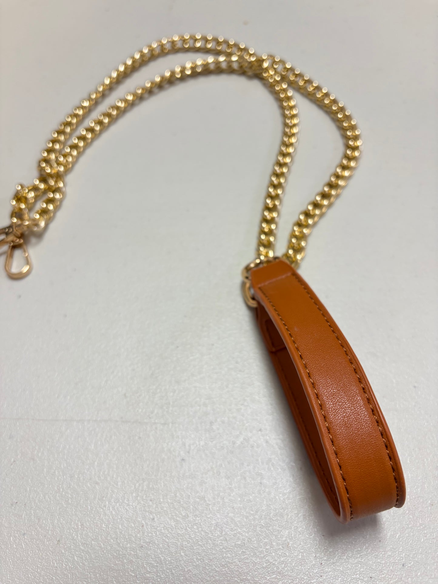 Asa larga de piel y cadena