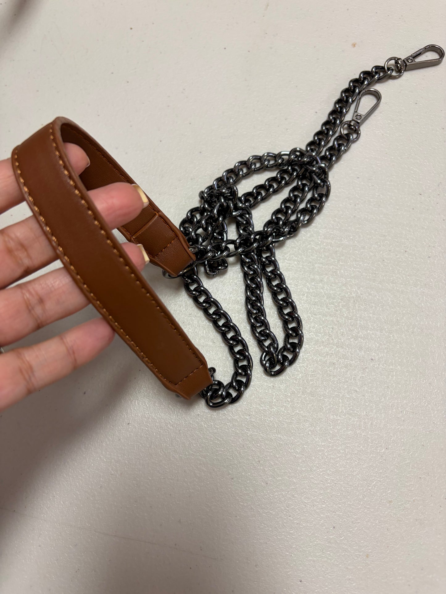 Asa larga de piel y cadena