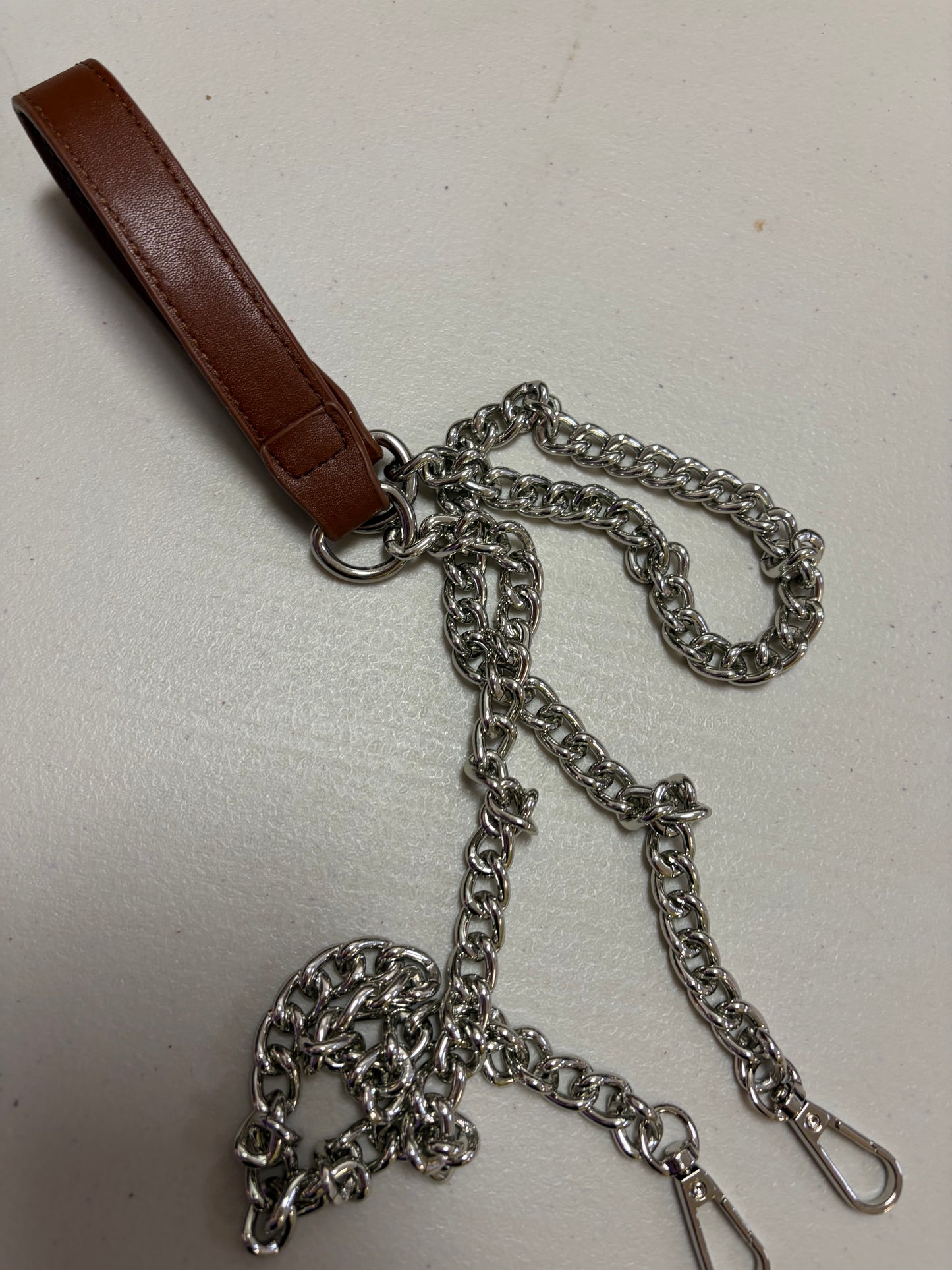 Asa larga de piel y cadena